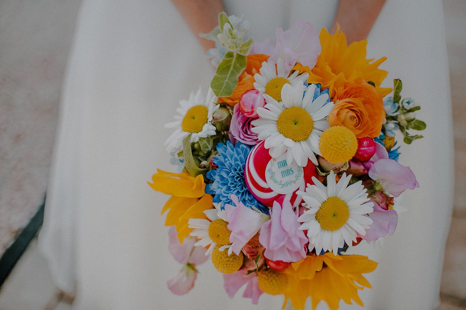 Brautstrauß mit Trommelstöckchen und Sonnenblumen Bunter Brautstrauß mit Süßigkeiten