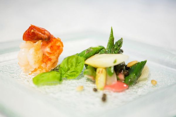 Spargel-Scampi-Salat mit Erdbeervinaigrette